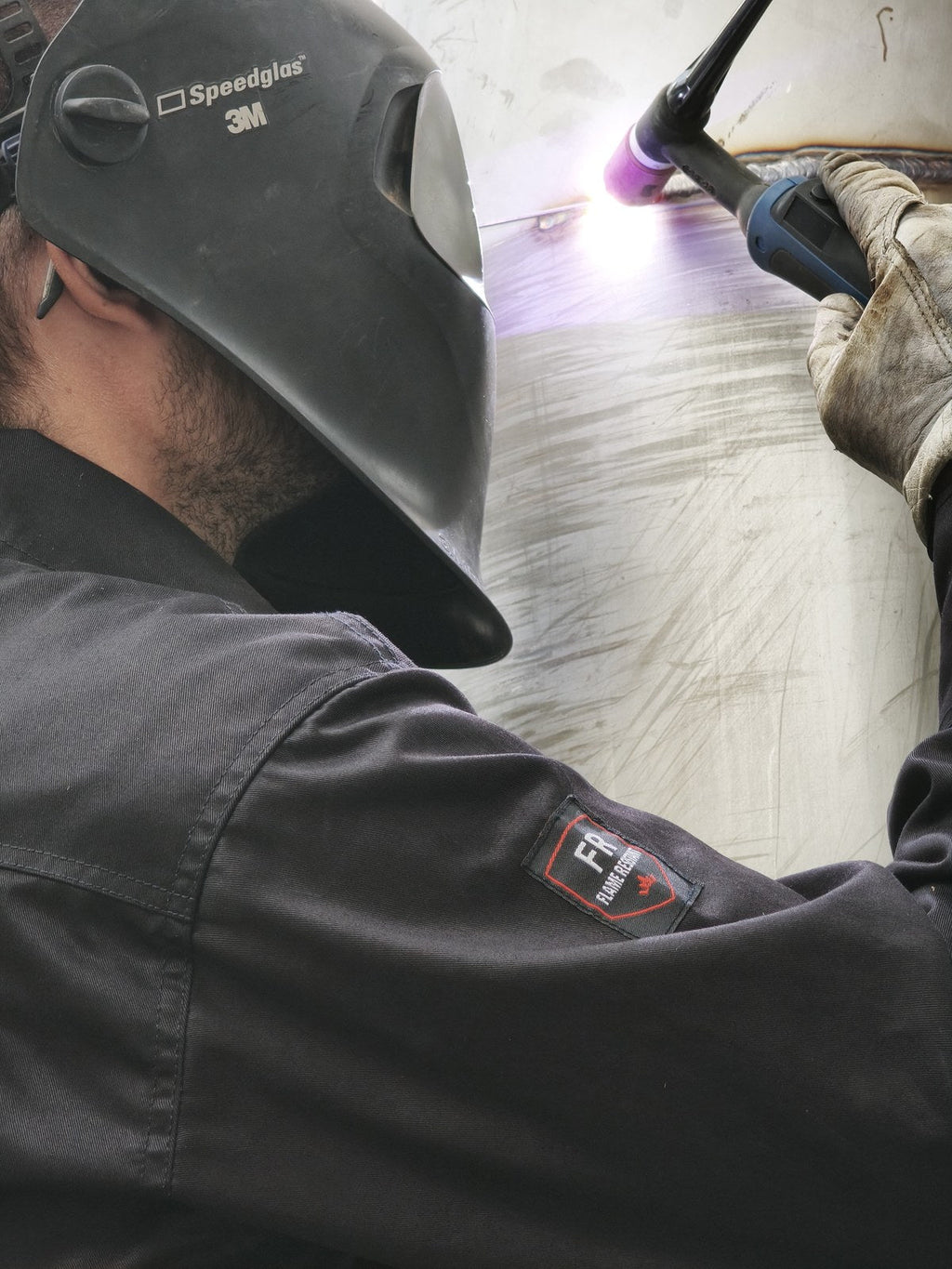 Soldadura en curso con el arco encendido y la careta bajada