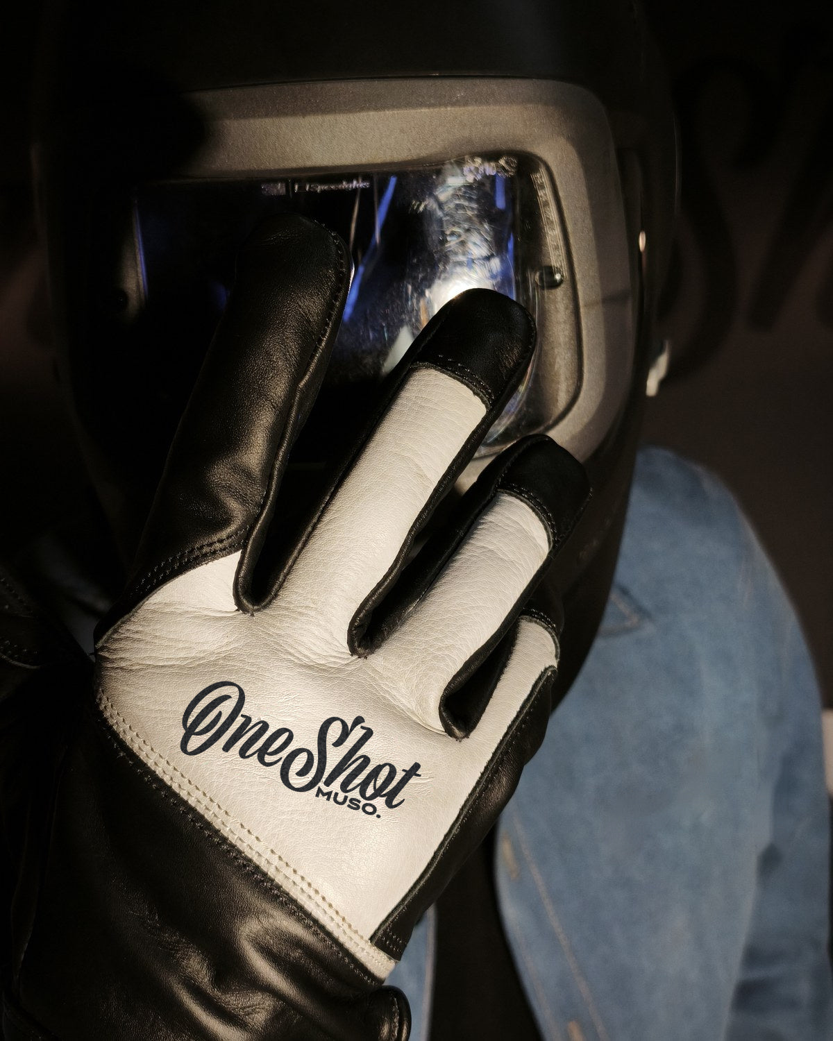 The welding glove with the OneShot embroidery, after the shift