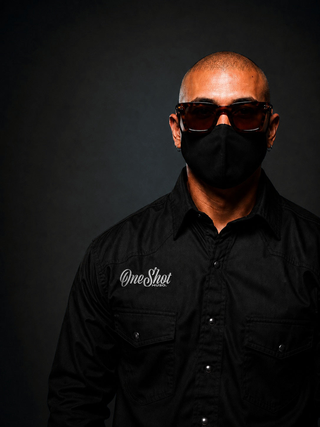 MUSO wearing the OneShot OFFICINA 01 shirt, dark glasses and a black face mask