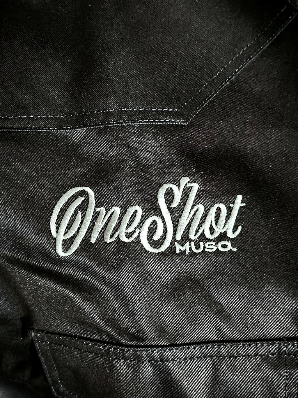 El bordado OneShot MUSO en el pecho de la camisa OFFICINA 01