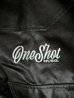El bordado OneShot MUSO en el pecho de la camisa OFFICINA 01