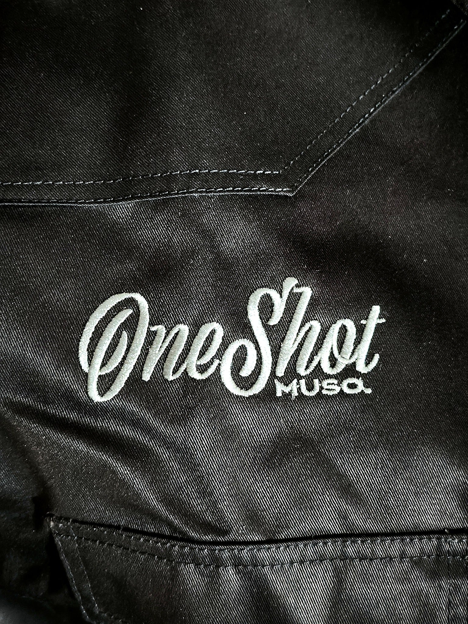 El bordado OneShot MUSO en el pecho de la camisa OFFICINA 01