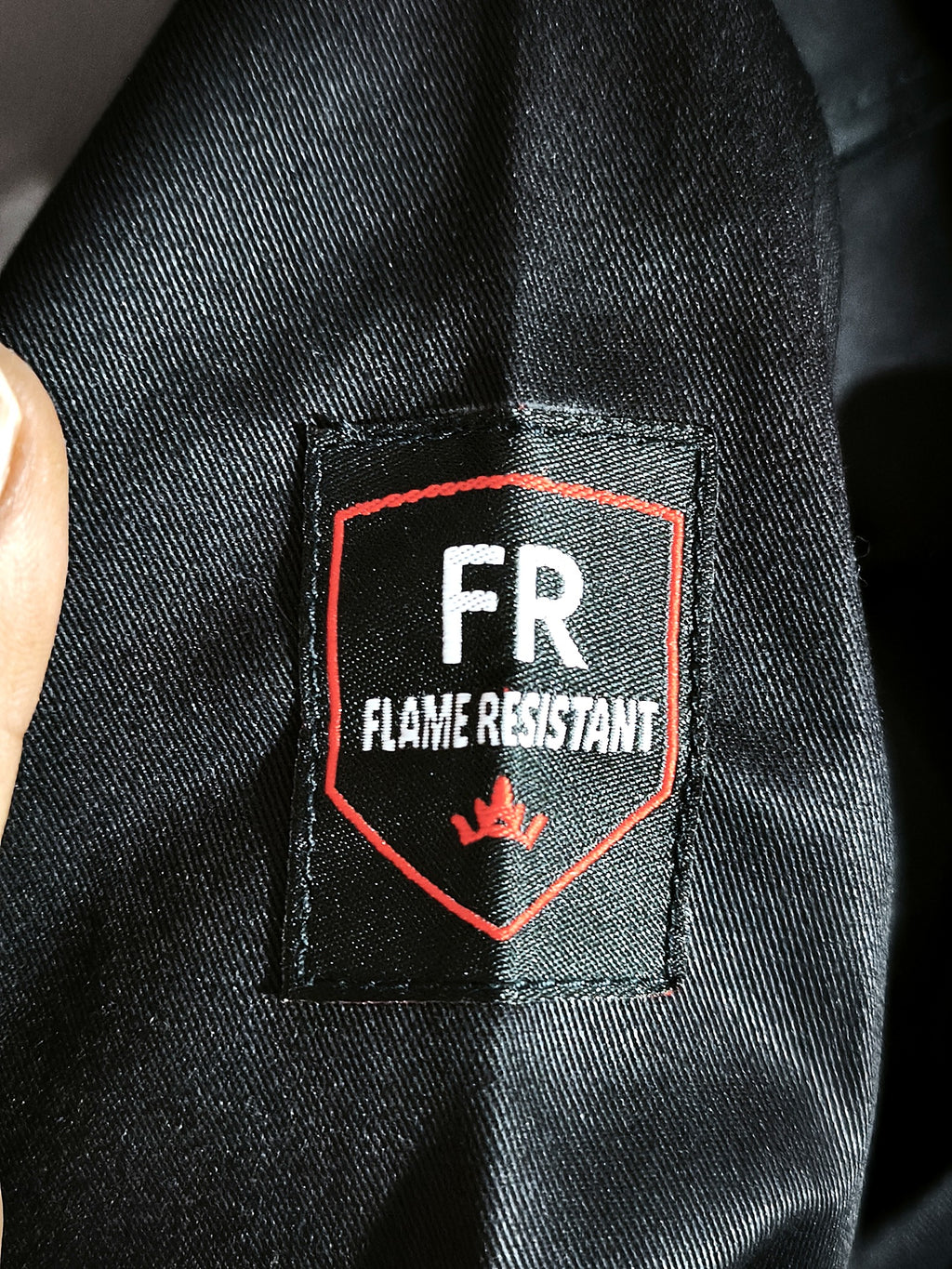 El parche FR flame resistant cosido en la manga de la camisa OFFICINA 01