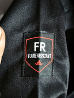El parche FR flame resistant cosido en la manga de la camisa OFFICINA 01